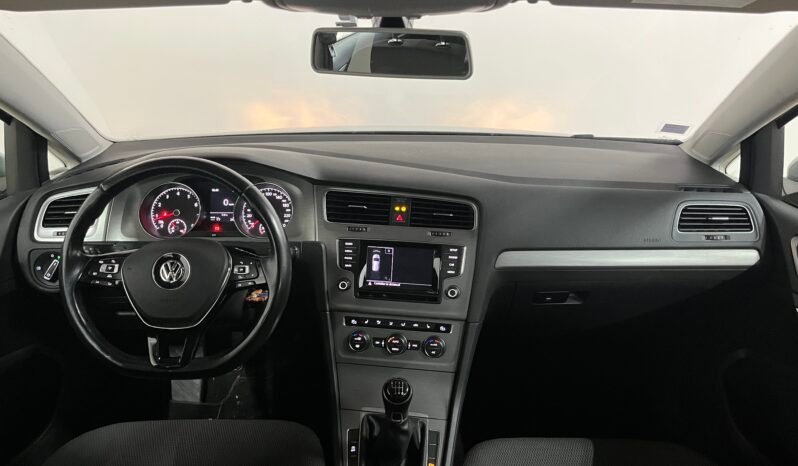 
								Volkswagen Golf full									