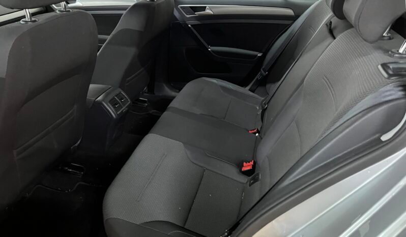 
								Volkswagen Golf full									